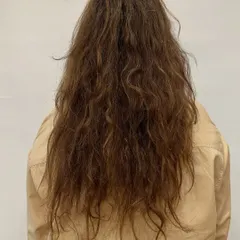 This is what a much-needed color refresh looks like. We tamed the frizz and corrected the brassy, uneven tones to create a smoother, more cohesive and natural-looking color.