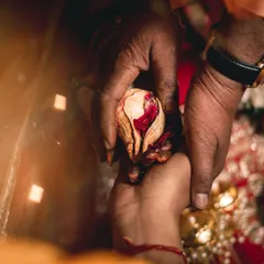 A close-up of the hands during a wedding ritual. We focus on these symbolic gestures that are filled with tradition and meaning.