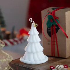 For a more modern or minimalist decor, I offer my Christmas tree candle in pure white. It looks so elegant and chic.