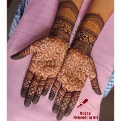 A truly unique engagement mehendi where the names of beloved family members are written inside small circular patterns, making the design a tribute to her loved ones.