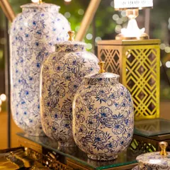 A closer look at the beautiful blue and white Turkish-style porcelain jars we use as decor. These details help build a specific theme, ensuring the food and decor feel like a single, unified concept.