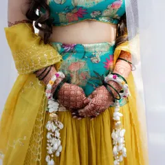 Stain goals! This photo captures the stunningly dark stain of a bridal mehendi, paired with floral jewelry.
