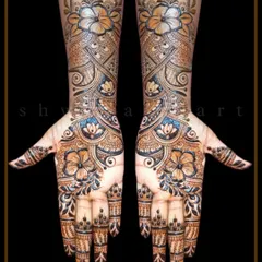 A stunning Indo-Arabic design for the back of the hands. This style combines bold floral and paisley elements with delicate, flowing patterns for a modern and chic look.