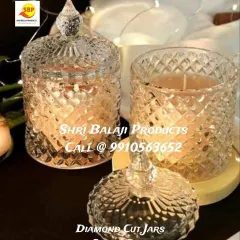 The right container can transform your candle into a luxury decor piece. These 250 ml diamond-cut glass jars with lids are perfect for creating high-end candles that look stunning on any shelf and make for beautiful gifts.