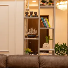 A custom partition in the Pune living room, which acts as a stylish display shelf for books and decor.