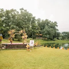The full proposal setup in daylight, showing the stage, a memory cart with photos, and the stunning natural backdrop of Karjat.