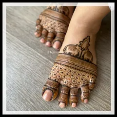 A close-up of the beautiful elephant motif on the feet. The details are what make a design truly special.