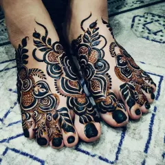 A bold and modern Arabic-style design for the feet, using negative space to make the dark patterns stand out.