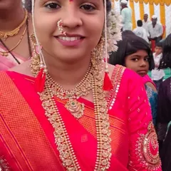A happy Maharashtrian bride on her wedding day. She is wearing one of our traditional bridal sets, complete with the mundavalya, nath, and layered necklaces.