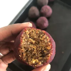 A look inside my follicular phase seed balls, made with flax and pumpkin seeds. These are packed with lignans and zinc to help gently modulate estrogen levels.