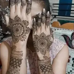 A classic mandala design paired with a netted pattern on the wrist. This is a popular combination for engagement ceremonies and other functions.