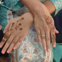 A perfect example of minimalist designs for a corporate party. Each hand has a different simple motif, like a floral vine or a single lotus, showing how quickly I can create elegant art for large groups.