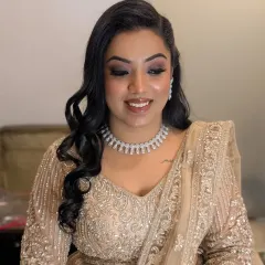 Soft glam for a Sangeet bride. This look features a warm, shimmery eye, luminous skin, and glossy lips, paired with classic Hollywood waves for a timelessly elegant feel.