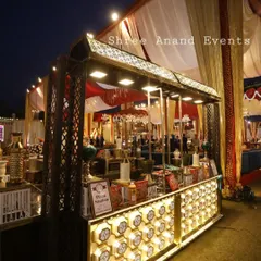 This is a beautifully illuminated live pizza station, designed to be a standout feature at an evening event. The warm lighting and stylish counter design make it an inviting spot for guests to grab a fresh slice.