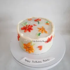 I love the vibrant colors of this floral cake, created entirely by hand with a palette knife and no fondant. The textured flowers in orange and red give it a beautiful, impressionistic feel.