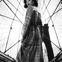 The graphic lines of the projected bridge create a powerful abstract background in this monochrome fashion shot. It’s an example of how we use composition to create visually arresting images.
