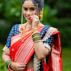 The smile of a happy bride is the best reward. Here, her natural bridal makeup feels light and comfortable, allowing her personality to shine through.