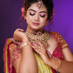 The placement of hair accessories is key. Here, the flower adds a touch of softness to the overall look.