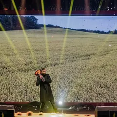 A classic SRK moment for this groom's solo performance. We used a DDLJ-style backdrop on the LED screen to create a full cinematic experience for his Sangeet.