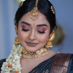 A closer look at the airbrush makeup technique I teach. You will learn to create a smooth, long-lasting base and blend eyeshadows perfectly for a professional finish that photographers and clients love.
