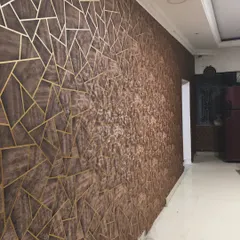 This installation showcases a unique wallpaper that combines a wood-grain texture, a raised organic pattern, and sharp geometric lines in gold. It's a bold, modern choice.