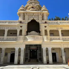 I was so happy when my dogs were welcomed inside Kirti Mandir, Mahatma Gandhiji's birth home. The security guard's compassionate attitude was a beautiful reminder that kindness extends to all beings. A well-behaved dog can open many doors.