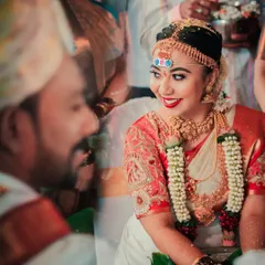 A glance between the couple during the ceremony. We use creative techniques like reflections to capture these fleeting, intimate exchanges that tell the real story of your wedding day.