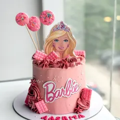 Come on Barbie, let's go party! This Barbie-themed cake was a total blast to make. It's a pink buttercream dream, complete with a custom Barbie topper, fun cakesicles, and little chocolate bar details. A perfect centerpiece for a trendy kid's birthday party.