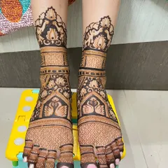 A non-figured bridal design for the feet, with elegant swans, lotuses, and intricate patterns covering the entire foot.