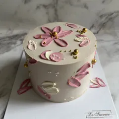 A closer look at the palette knife technique, with abstract floral shapes in shades of pink and white, accented with small gold pearls for a touch of elegance.
