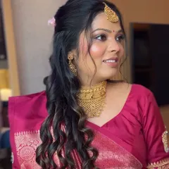 A beautiful baby shower look for this mom-to-be. The makeup is soft and radiant, paired with a half-up hairstyle and traditional South Indian jewelry.