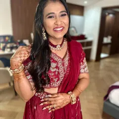 A symphony of maroon tones and luminous glam. This look is perfect for a bridesmaid or wedding guest.