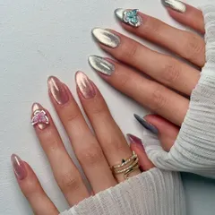 It's giving fairy-core. This magical set combines a reflective chrome base with delicate, hand-sculpted 3D butterflies for a truly enchanting look.