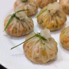 Introducing our delicate and flavorful Rice Paper Dim Sum. These light, steamed dumplings are filled with finely chopped vegetables and are a popular choice for those looking for a healthy and delicious Pan-Asian starter.