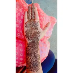 A single-hand Arabic design featuring a beautiful trail of paisley and floral motifs. This is a great option for someone who wants a quick yet stylish mehendi.