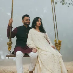 The wooden swing is a simple yet effective prop for capturing romantic moments. Here, the misty background enhances the dreamy quality of this pre-wedding photograph.