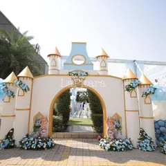 A grand welcome for a little prince. This magnificent castle entrance sets a royal tone from the moment guests arrive, featuring custom-built turrets with golden accents, lush floral arrangements, and elegant balloon garlands. It’s a perfect example of how I bring fairytale visions to life for a truly regal birthday celebration.