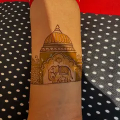 A custom design featuring a royal elephant in front of a palace dome. This is a great example of how I can incorporate architectural and animal motifs into your mehndi.