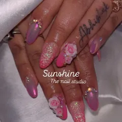 This set has it all: pink chrome, glitter, and intricate 3D roses with stone accents. Learning to combine different elements like these is key to creating unique, high-end nail designs.