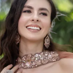 The "no-makeup" makeup look is an art. It requires precision and balance to create a look that feels light yet polished, enhancing natural beauty with subtle definition and a healthy glow.