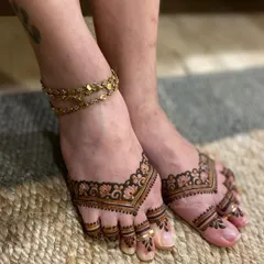 Simple yet elegant, this foot mehendi design mimics the look of traditional Indian jewelry, with delicate patterns on the toes and ankle.