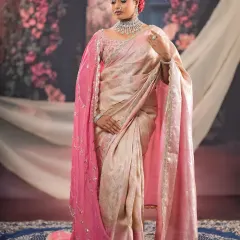 I specialize in creating stunning looks for dusky skin tones. This soft glam reception look, with a beautiful pink and cream saree, shows how I match the foundation perfectly to create a radiant, non-ashy finish.