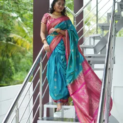 Slaying the Nauvari look on the steps of a beautiful outdoor location. This turquoise and pink combination is a classic favourite.