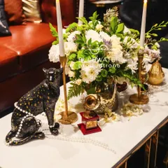 A detail that tells a story. For a vintage glam Sangeet, a black panther statue draped in pearls sits next to a miniature gramophone and fresh white flowers.