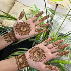 For those who prefer a modern and clean aesthetic, I create designs like this. It features a central floral mandala on the palm and back of the hand, with detailed patterns on the fingers, leaving negative space for a contemporary feel.