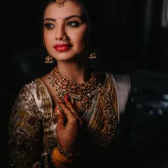 For this classic South Indian bridal look, I used a bold red lip to complement the traditional white and gold saree. The makeup is designed to be timeless and elegant, perfect for the Muhurtham ceremony.
