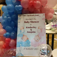 A personalized welcome sign is a perfect detail for any baby shower. This sign for Kimberley and Joaquim's "beary" special day is framed by a large pink and blue balloon arrangement, greeting guests as they arrive.