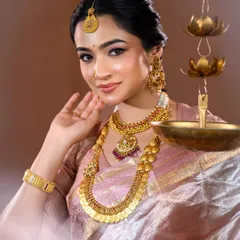 A close-up of the makeup and jewelry from our styled shoot. The combination of the kasina sara and the soft makeup creates a look of timeless grace.