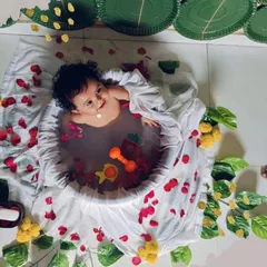 Bath time can be a beautiful and creative moment. For this session, we styled a miniature tub with fresh flower petals and greenery, capturing a sweet and playful portrait in a safe and comfortable setting.