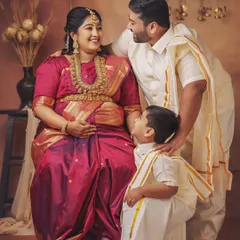 A complete family portrait filled with so much joy. Dressed in coordinated traditional outfits, this family’s love and excitement for their new arrival shines brightly.